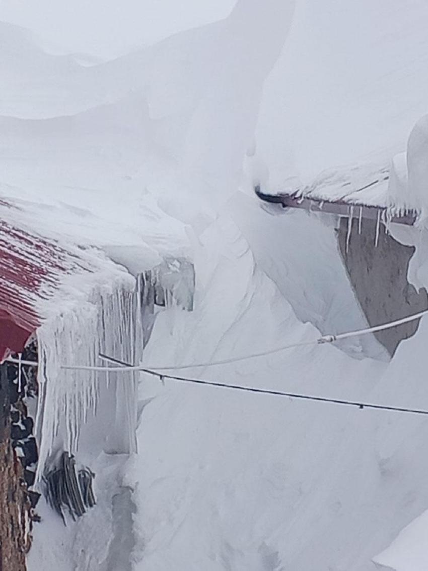 Ağrı Taşlıçay'da evler kar kütlelerinin arasında adeta kayboldu
