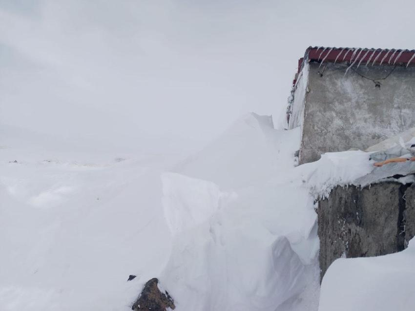 Ağrı Taşlıçay'da evler kar kütlelerinin arasında adeta kayboldu