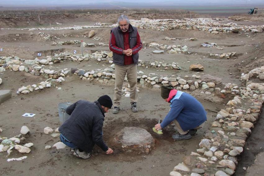 Amasya'nın köyünde keşfedildi! Toprağın içinden çıkanları görünce profesör inanamadı