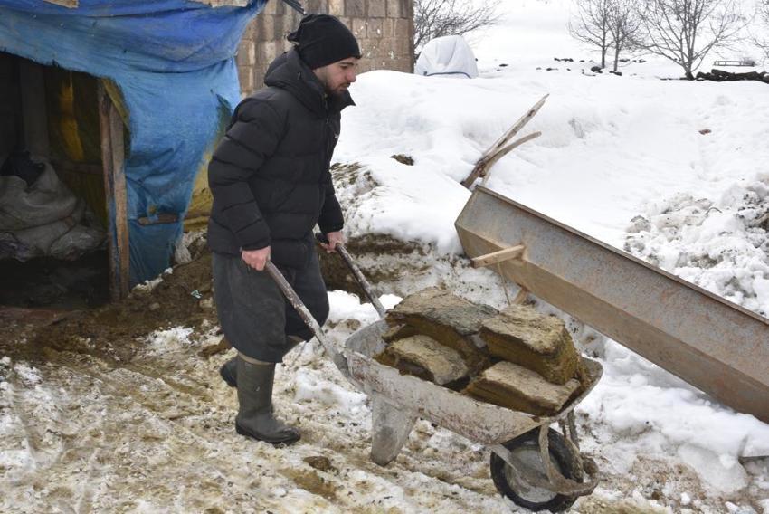Bitlis'te gelecek kışın hazırlığı şimdiden başladı! İmece usulü ağıllardan çıkarıp istifliyorlar