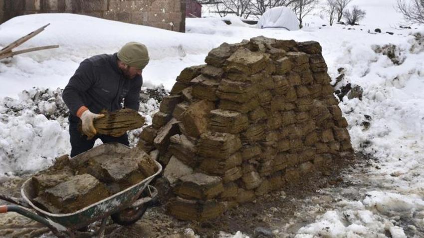 Bitlis'te gelecek kışın hazırlığı şimdiden başladı! İmece usulü ağıllardan çıkarıp istifliyorlar