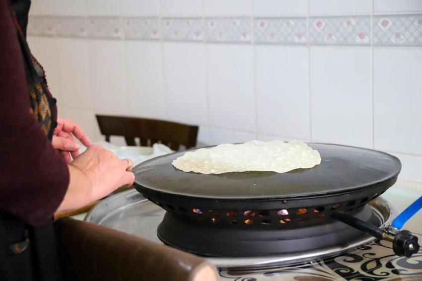 Gümüşhane'de kadınlar imece usulü hazırlıyor! Sahurda tok tutuyor, iftarda pratiklik sağlıyor