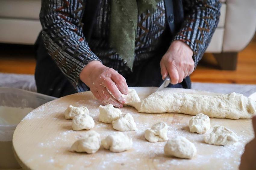 Gümüşhane'de kadınlar imece usulü hazırlıyor! Sahurda tok tutuyor, iftarda pratiklik sağlıyor