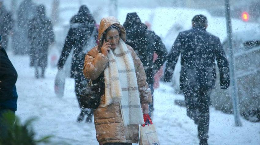 İstanbul'da kar yağışı başladı! Meteoroloji saat verdi: Kuvvetli sağanak ve fırtına geliyor: İşte bölge bölge son dakika hava durumu