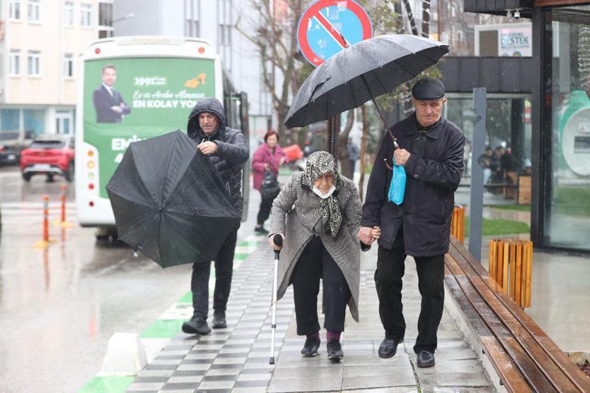 İstanbul'da kar yağışı başladı! Meteoroloji saat verdi: Kuvvetli sağanak ve fırtına geliyor: İşte bölge bölge son dakika hava durumu