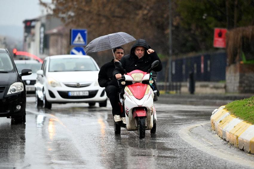 İstanbul'da kar yağışı başladı! Meteoroloji saat verdi: Kuvvetli sağanak ve fırtına geliyor: İşte bölge bölge son dakika hava durumu