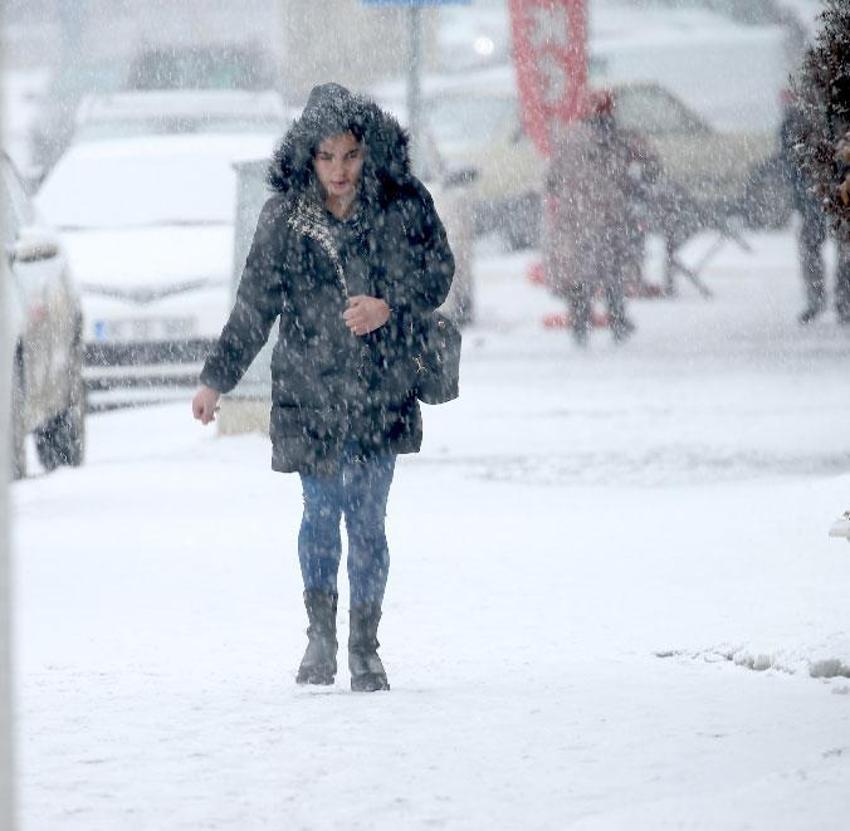 İstanbul'da kar yağışı başladı! Meteoroloji saat verdi: Kuvvetli sağanak ve fırtına geliyor: İşte bölge bölge son dakika hava durumu