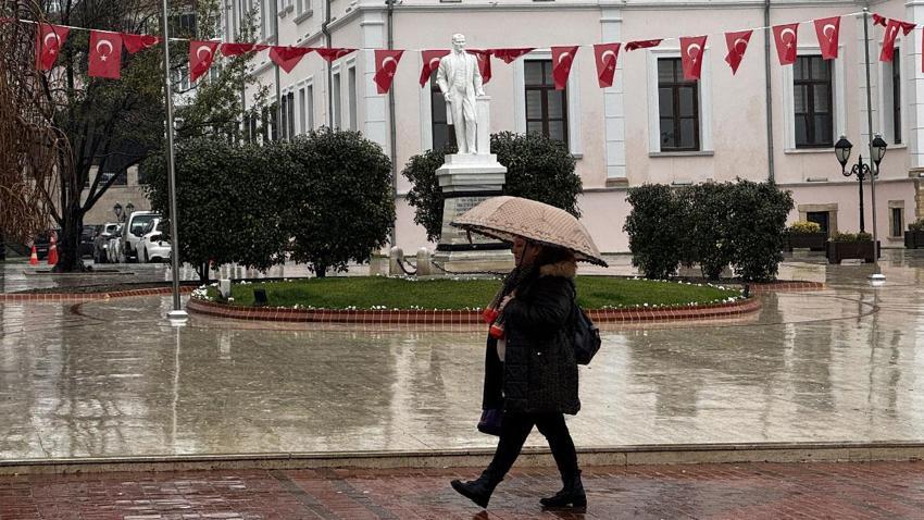 İstanbul'da kar yağışı başladı! Meteoroloji saat verdi: Kuvvetli sağanak ve fırtına geliyor: İşte bölge bölge son dakika hava durumu