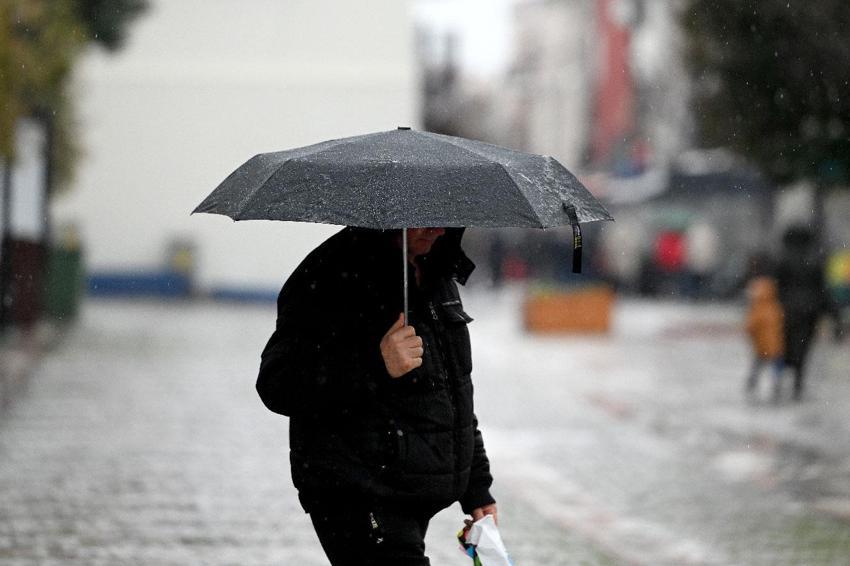 İstanbul'da kar yağışı başladı! Meteoroloji saat verdi: Kuvvetli sağanak ve fırtına geliyor: İşte bölge bölge son dakika hava durumu