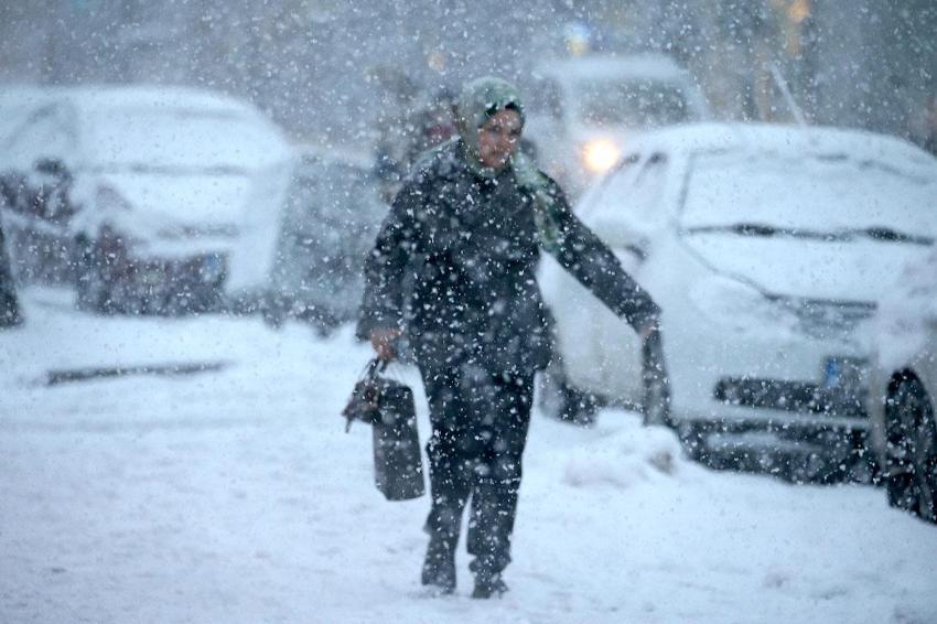 İstanbul'da kar yağışı başladı! Meteoroloji saat verdi: Kuvvetli sağanak ve fırtına geliyor: İşte bölge bölge son dakika hava durumu