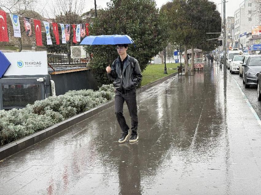 İstanbul'da kar yağışı başladı! Meteoroloji saat verdi: Kuvvetli sağanak ve fırtına geliyor: İşte bölge bölge son dakika hava durumu