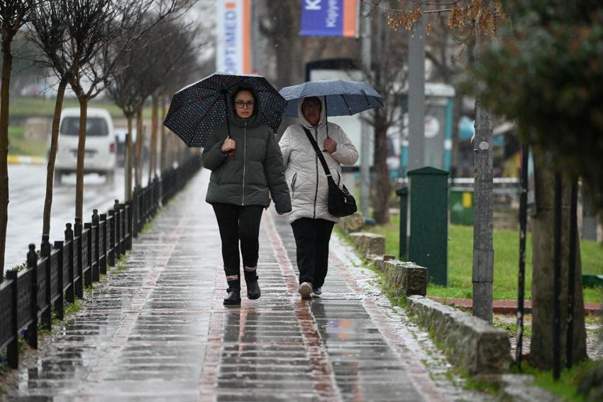 İstanbul'da kar yağışı başladı! Meteoroloji saat verdi: Kuvvetli sağanak ve fırtına geliyor: İşte bölge bölge son dakika hava durumu