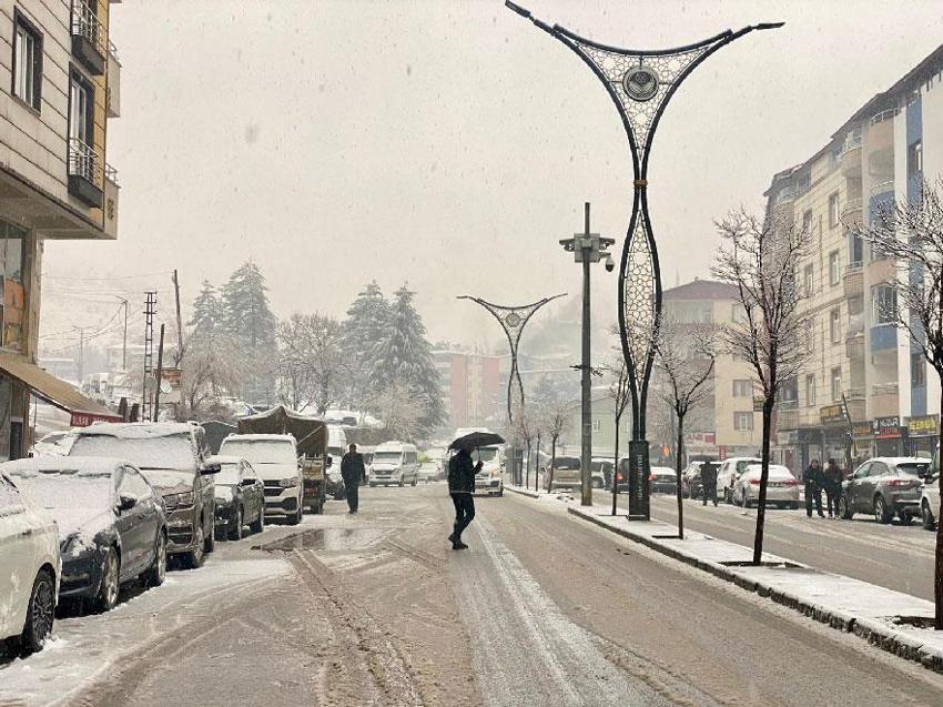 İstanbul'da kar yağışı başladı! Meteoroloji saat verdi: Kuvvetli sağanak ve fırtına geliyor: İşte bölge bölge son dakika hava durumu