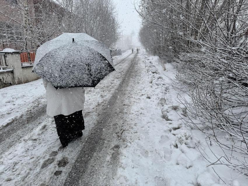 İstanbul'da kar yağışı başladı! Meteoroloji saat verdi: Kuvvetli sağanak ve fırtına geliyor: İşte bölge bölge son dakika hava durumu