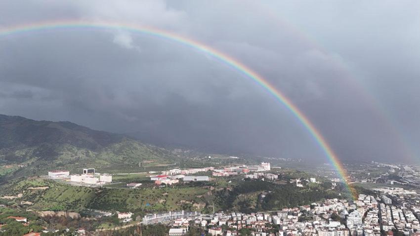Aydın'ın Efeler ilçesinde sağanak sonrası ortaya çıkan gökkuşağı kenti sardı