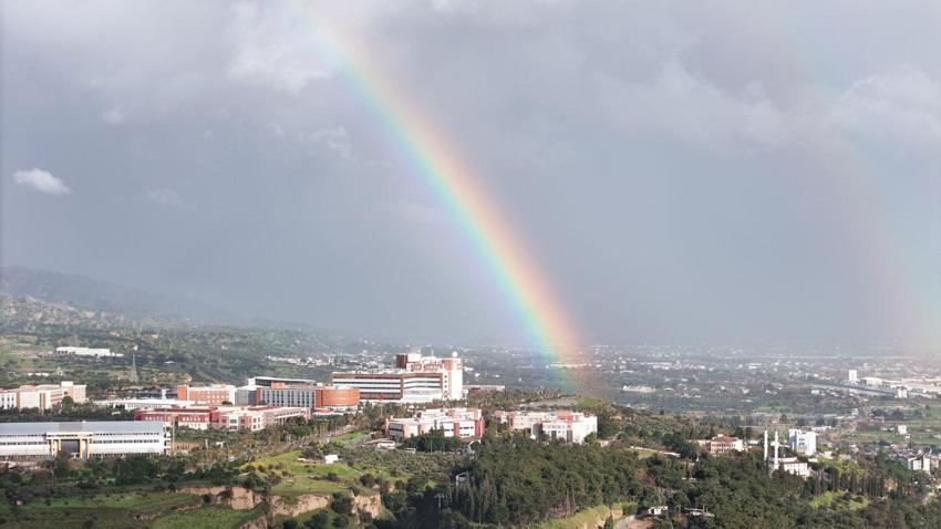 Aydın'ın Efeler ilçesinde sağanak sonrası ortaya çıkan gökkuşağı kenti sardı