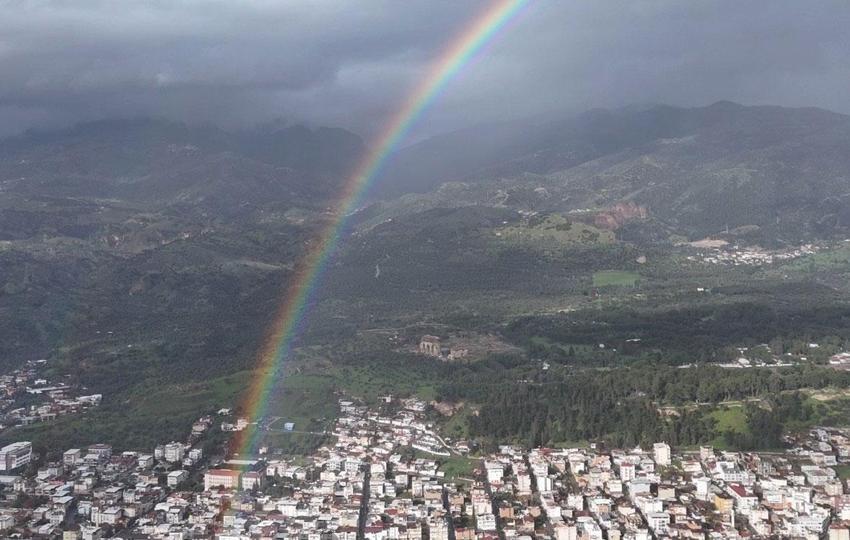 Aydın'ın Efeler ilçesinde sağanak sonrası ortaya çıkan gökkuşağı kenti sardı