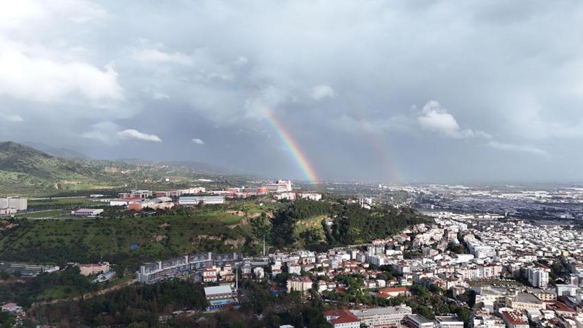 Aydın'ın Efeler ilçesinde sağanak sonrası ortaya çıkan gökkuşağı kenti sardı
