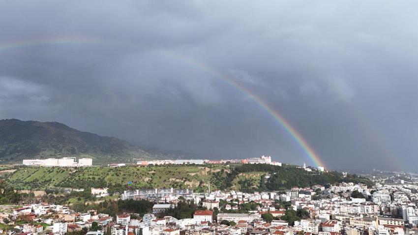 Aydın'ın Efeler ilçesinde sağanak sonrası ortaya çıkan gökkuşağı kenti sardı
