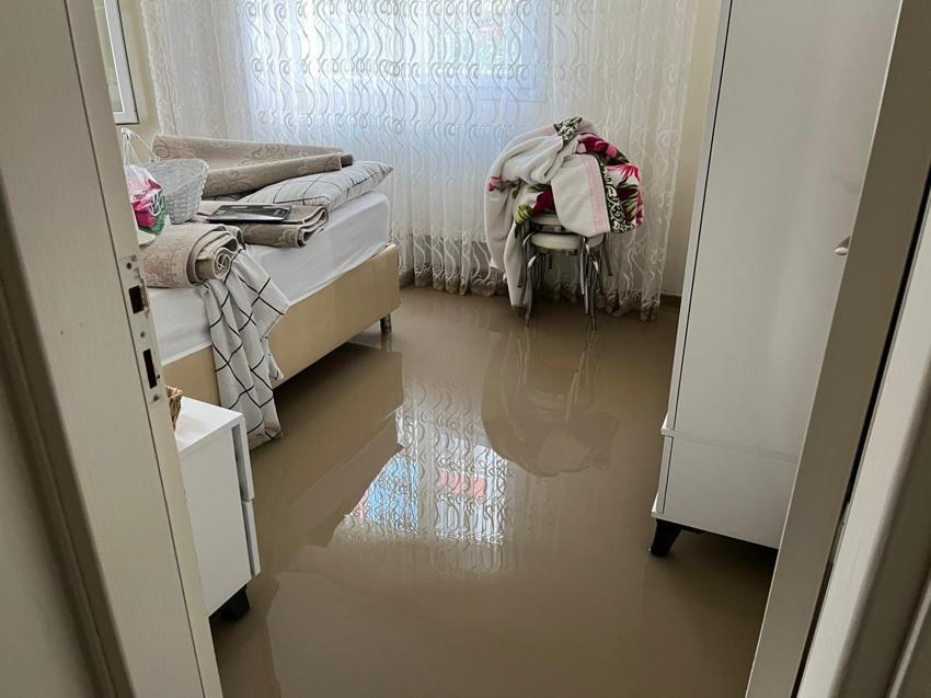 Meteoroloji'nin sarı kodlu uyardığı İzmir'de dere taştı, vatandaşlar çaresiz kaldı: Televizyonda izlerdik, başımıza geldi