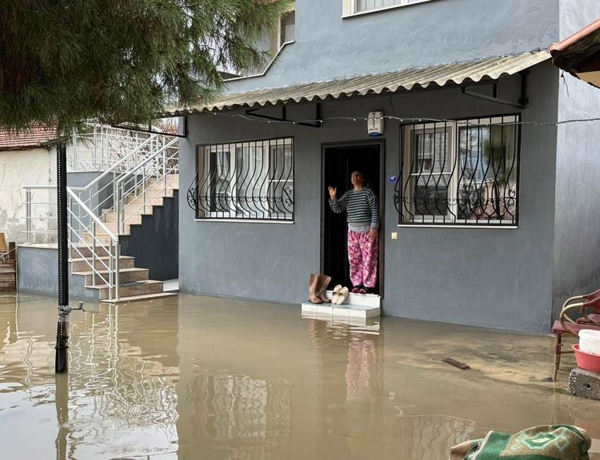 Meteoroloji'nin sarı kodlu uyardığı İzmir'de dere taştı, vatandaşlar çaresiz kaldı: Televizyonda izlerdik, başımıza geldi
