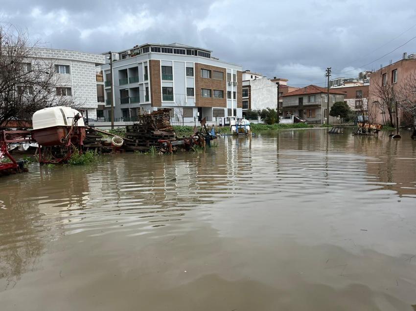 Meteoroloji'nin sarı kodlu uyardığı İzmir'de dere taştı, vatandaşlar çaresiz kaldı: Televizyonda izlerdik, başımıza geldi