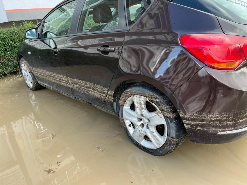 Meteoroloji'nin sarı kodlu uyardığı İzmir'de dere taştı, vatandaşlar çaresiz kaldı: Televizyonda izlerdik, başımıza geldi