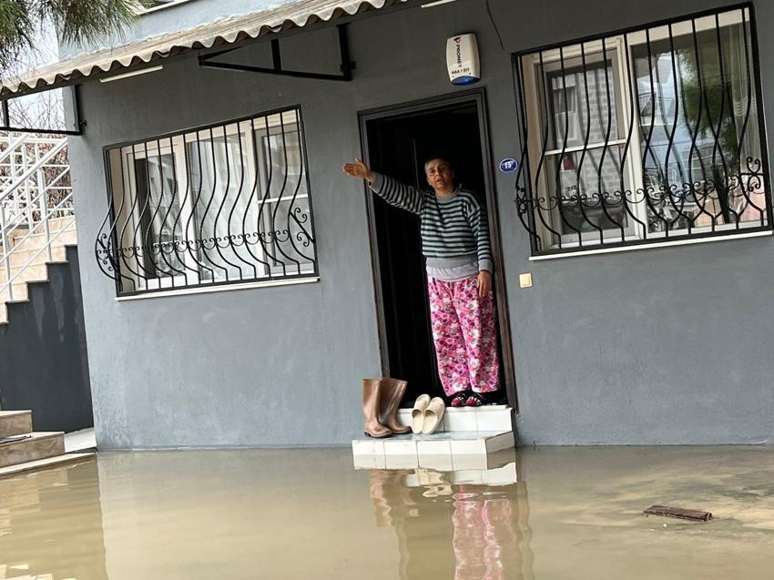 Meteoroloji'nin sarı kodlu uyardığı İzmir'de dere taştı, vatandaşlar çaresiz kaldı: Televizyonda izlerdik, başımıza geldi
