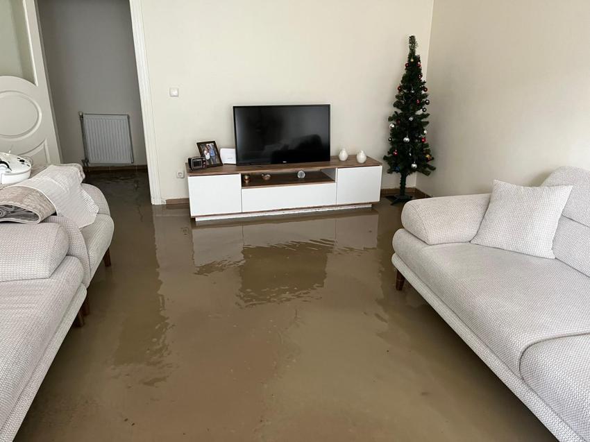 Meteoroloji'nin sarı kodlu uyardığı İzmir'de dere taştı, vatandaşlar çaresiz kaldı: Televizyonda izlerdik, başımıza geldi