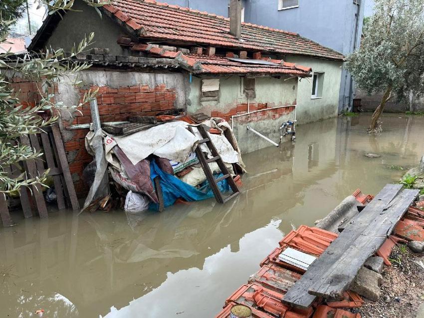 Meteoroloji'nin sarı kodlu uyardığı İzmir'de dere taştı, vatandaşlar çaresiz kaldı: Televizyonda izlerdik, başımıza geldi