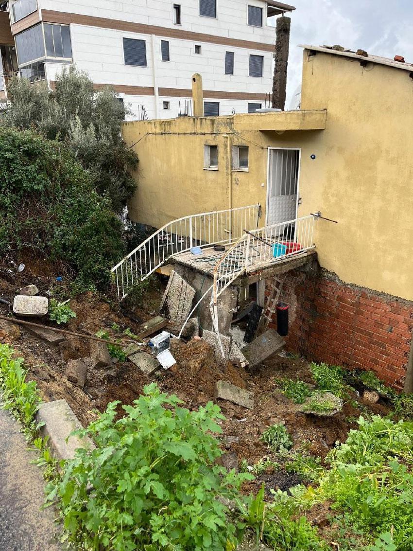 Meteoroloji'nin sarı kodlu uyardığı İzmir'de dere taştı, vatandaşlar çaresiz kaldı: Televizyonda izlerdik, başımıza geldi