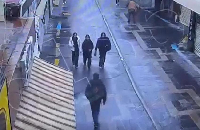 'Birini bıçaklamam lazım' diyerek evden çıkıp dehşet saçtı! 16 yaşındaki kız çocuğunu bıçakladığı anların görüntüleri ortaya çıktı