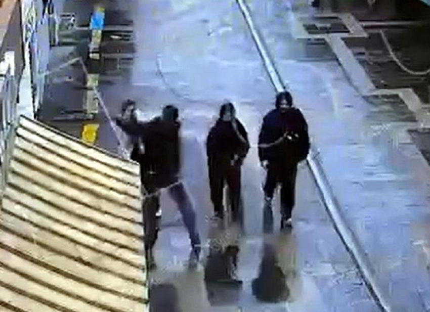 'Birini bıçaklamam lazım' diyerek evden çıkıp dehşet saçtı! 16 yaşındaki kız çocuğunu bıçakladığı anların görüntüleri ortaya çıktı