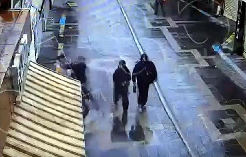 'Birini bıçaklamam lazım' diyerek evden çıkıp dehşet saçtı! 16 yaşındaki kız çocuğunu bıçakladığı anların görüntüleri ortaya çıktı