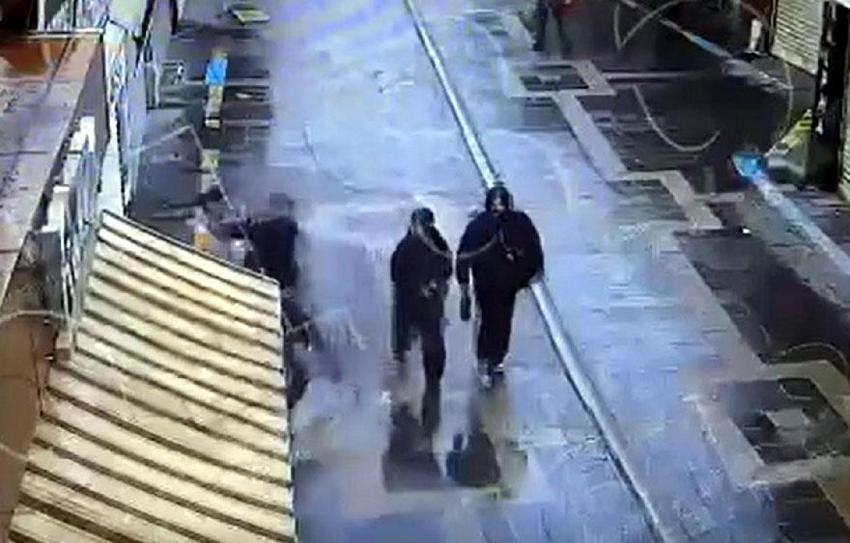 'Birini bıçaklamam lazım' diyerek evden çıkıp dehşet saçtı! 16 yaşındaki kız çocuğunu bıçakladığı anların görüntüleri ortaya çıktı