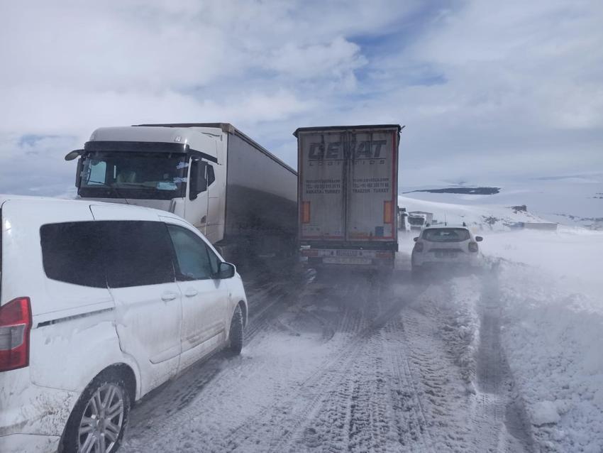 Posof'taki 2 bin 550 metre rakımlı Ilgar Dağı tipi nedeniyle ulaşıma kapandı, 200 araçlık konvoy oluştu