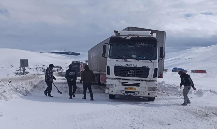 Posof'taki 2 bin 550 metre rakımlı Ilgar Dağı tipi nedeniyle ulaşıma kapandı, 200 araçlık konvoy oluştu