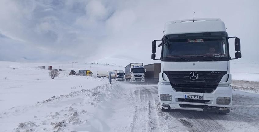 Posof'taki 2 bin 550 metre rakımlı Ilgar Dağı tipi nedeniyle ulaşıma kapandı, 200 araçlık konvoy oluştu