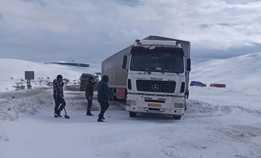 Posof'taki 2 bin 550 metre rakımlı Ilgar Dağı tipi nedeniyle ulaşıma kapandı, 200 araçlık konvoy oluştu
