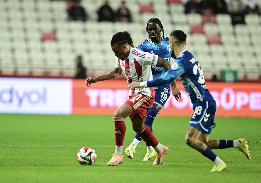 Antalyaspor-Samsunspor maçında 1 penaltı ve 4 gol vardı
