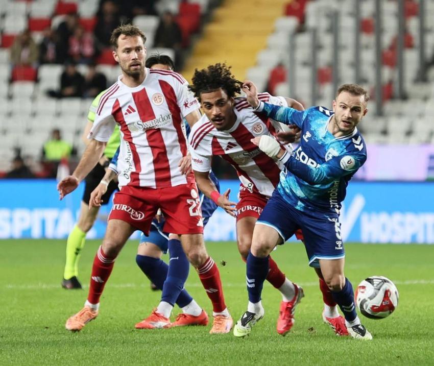 Antalyaspor-Samsunspor maçında 1 penaltı ve 4 gol vardı