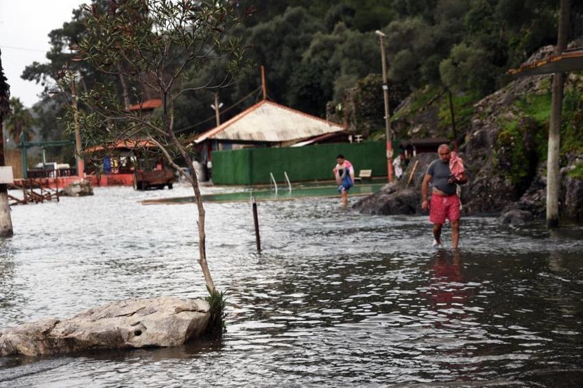 Muğla'da kaplıca sel altında kaldı: Alman turist yine de yollara düştü