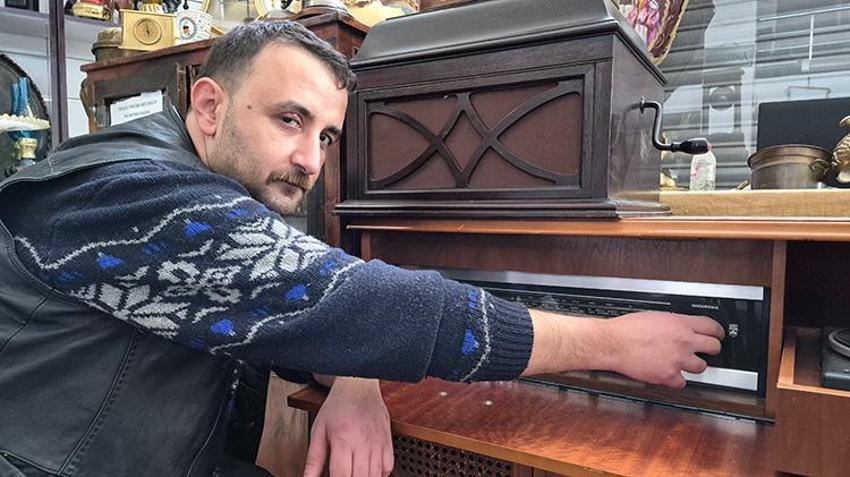 Kendisine hediye edilen radyo ile mesleğini bıraktı, şehir şehir gezip toplamaya başladı!