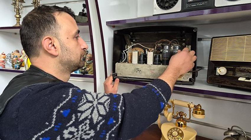 Kendisine hediye edilen radyo ile mesleğini bıraktı, şehir şehir gezip toplamaya başladı!
