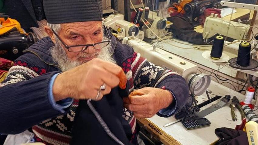 Mesleğe 12 yaşında başladı, Zeki Müren’in terzisi oldu! Şimdi 4 metrekarelik dükkanda zamana meydan okuyor
