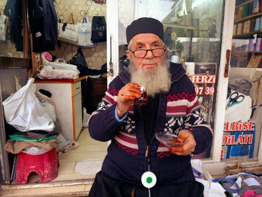 Mesleğe 12 yaşında başladı, Zeki Müren’in terzisi oldu! Şimdi 4 metrekarelik dükkanda zamana meydan okuyor