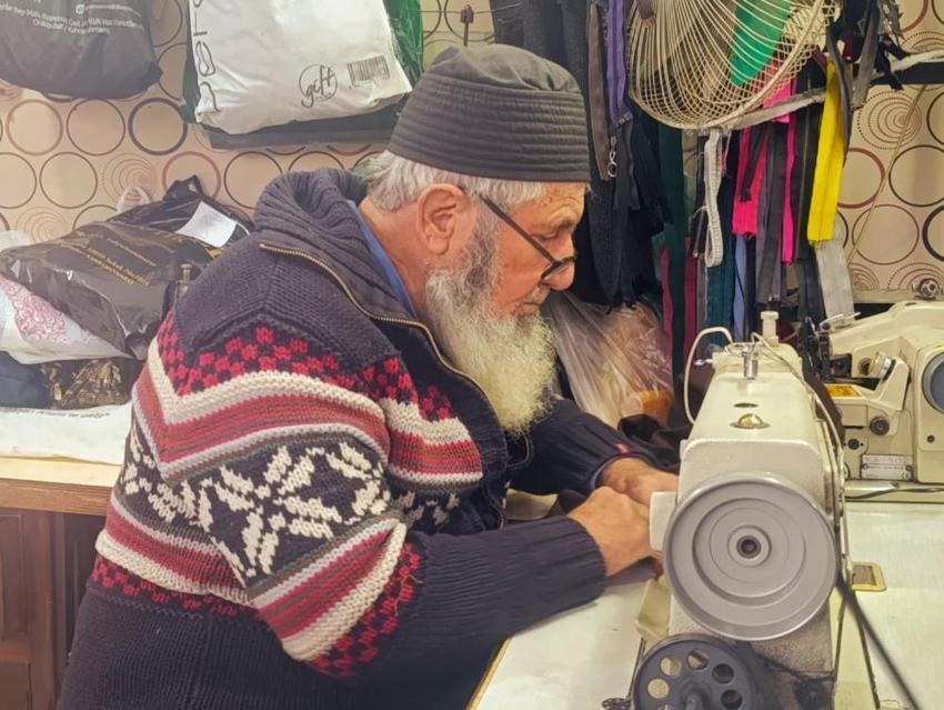 Mesleğe 12 yaşında başladı, Zeki Müren’in terzisi oldu! Şimdi 4 metrekarelik dükkanda zamana meydan okuyor