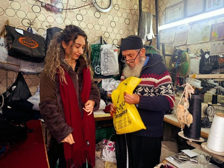 Mesleğe 12 yaşında başladı, Zeki Müren’in terzisi oldu! Şimdi 4 metrekarelik dükkanda zamana meydan okuyor