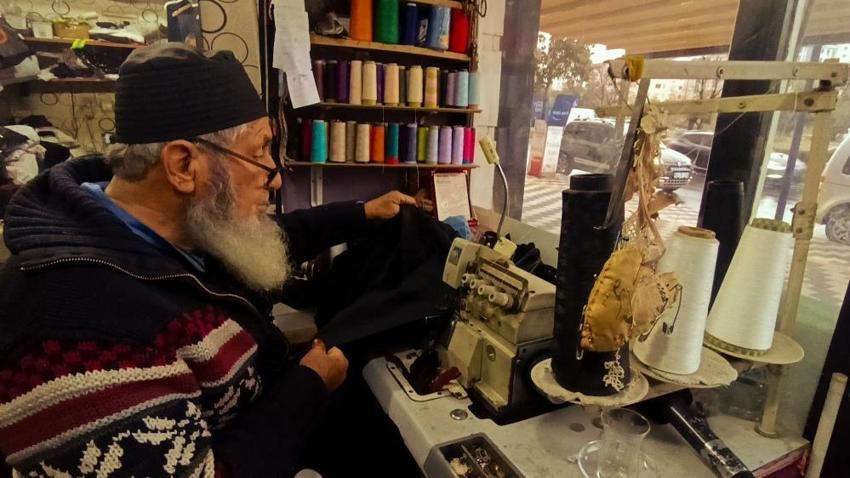 Mesleğe 12 yaşında başladı, Zeki Müren’in terzisi oldu! Şimdi 4 metrekarelik dükkanda zamana meydan okuyor