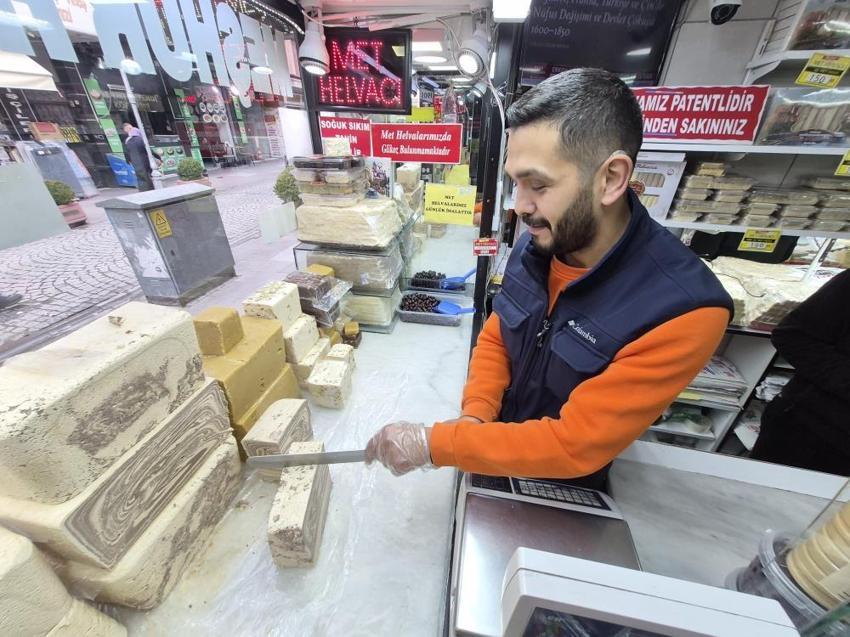 Eskişehir'de Ramazan mesaisi: Sofraların baş tacı hurma ve helva kapış kapış gidiyor!